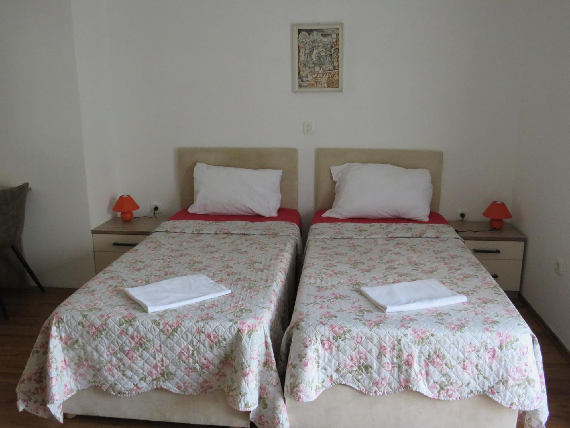 Holidays 6 Apartment Split
