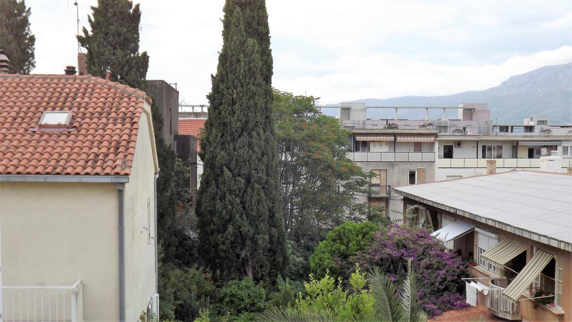 Holidays 6 * Split